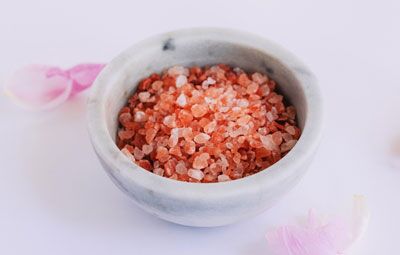 Badesalz und Blüten als Wellnessmotiv