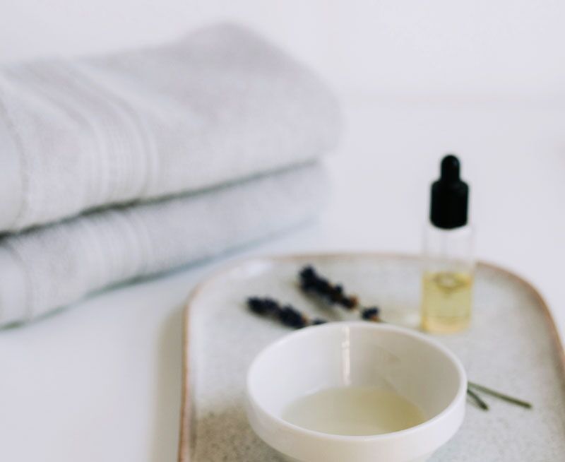 Massageöl, Handtücher und Lavendel