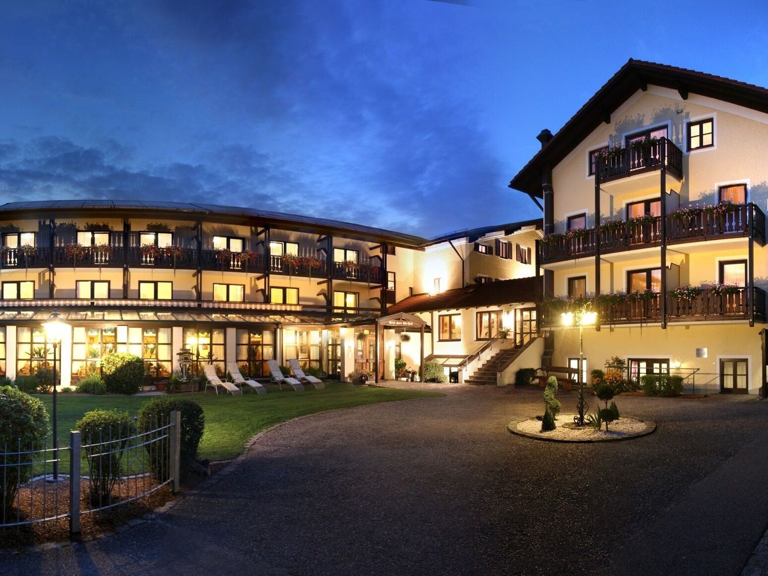 Gräfliches Hotel Alte Post in Bad Birnbach am Abend