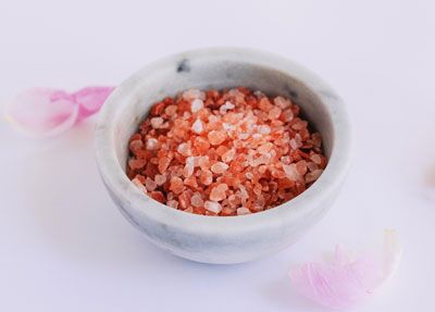 Badesalz und Blüten als Wellnessmotiv