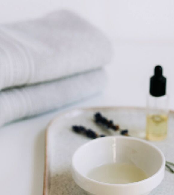 Massageöl und Lavendel in ruhiger Atmosphäre
